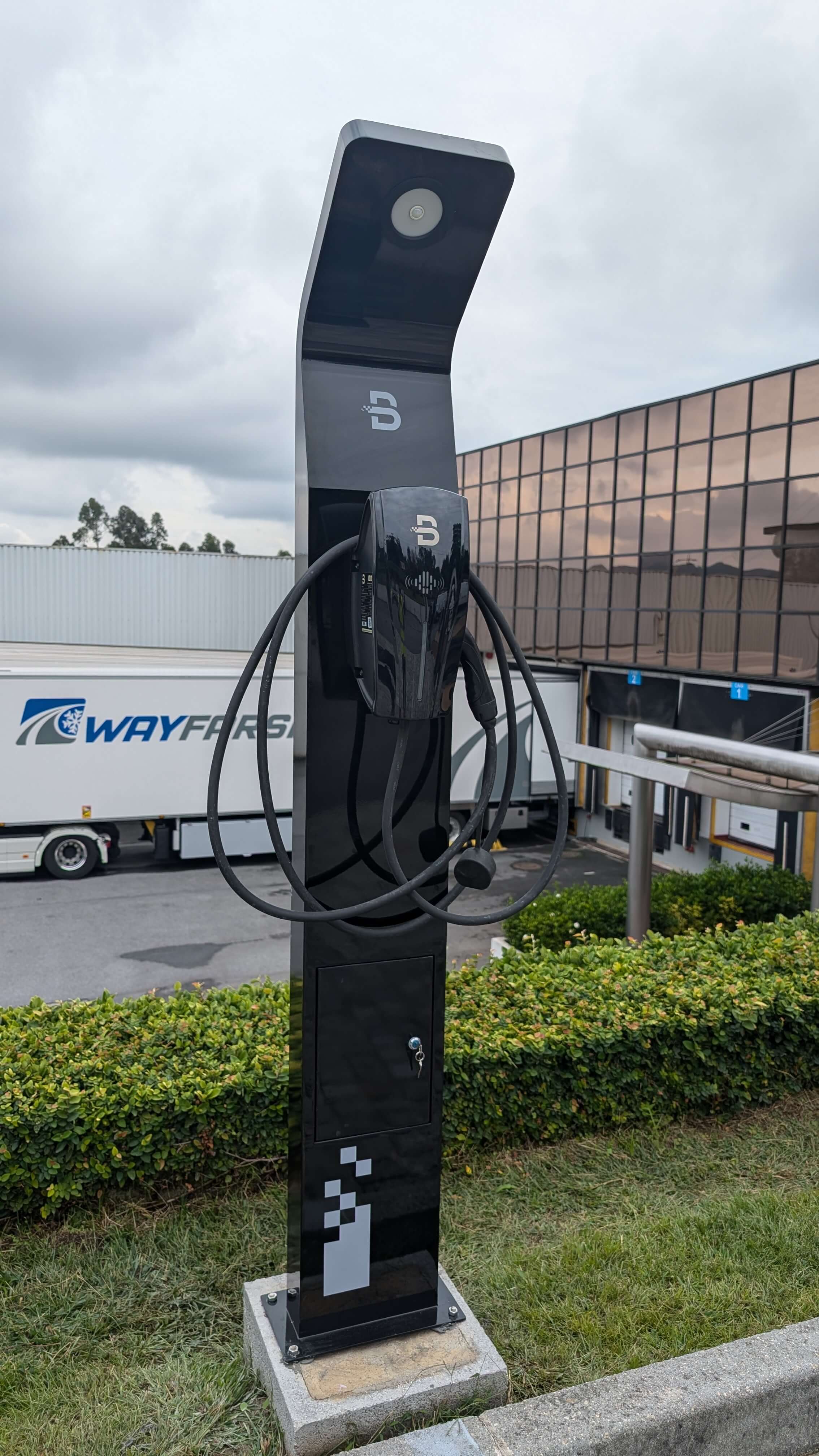 Posto de carregamento elétrico no projeto Primor